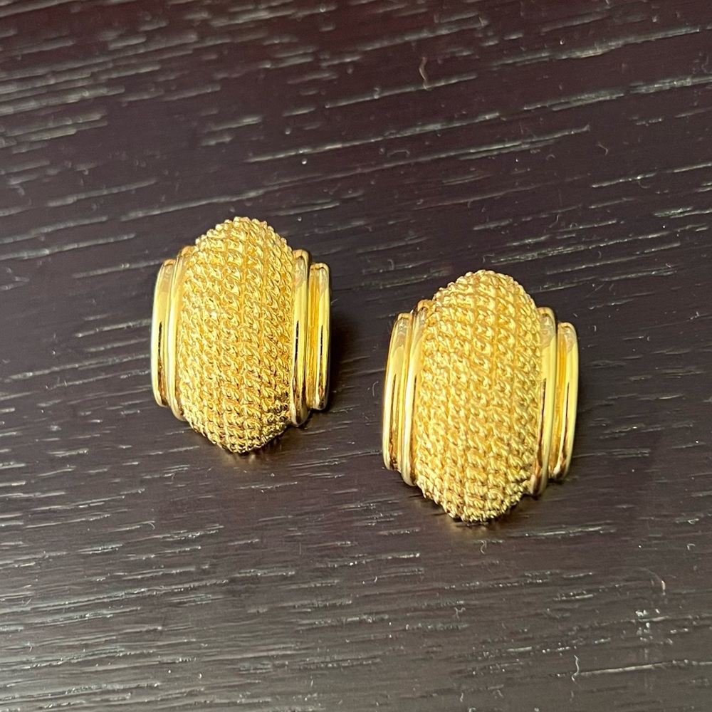 Vintage St. John gold tone chunky barrel earrings clip on